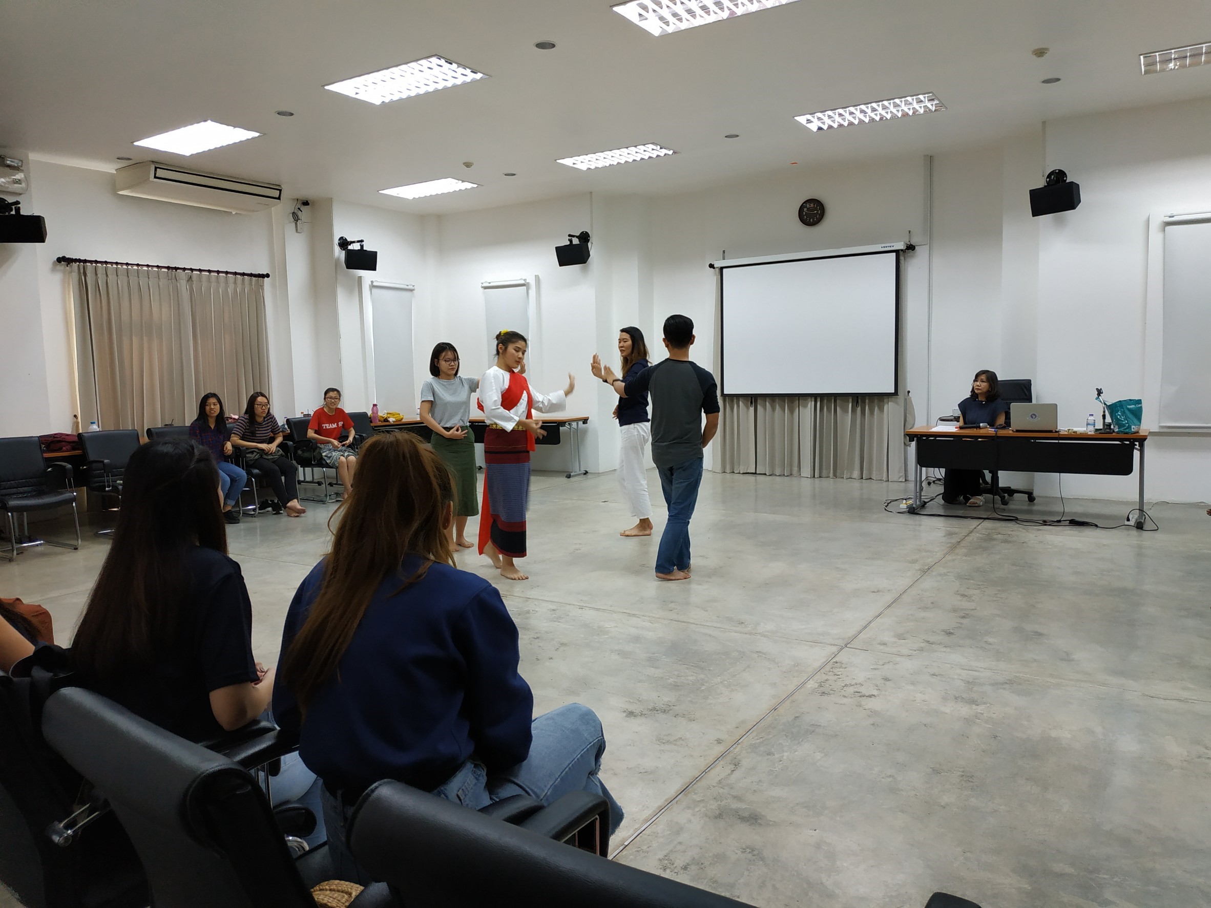 ให้การบรรยายในหัวข้อ Lanna Dance แก่นักศึกษา Nanyang University