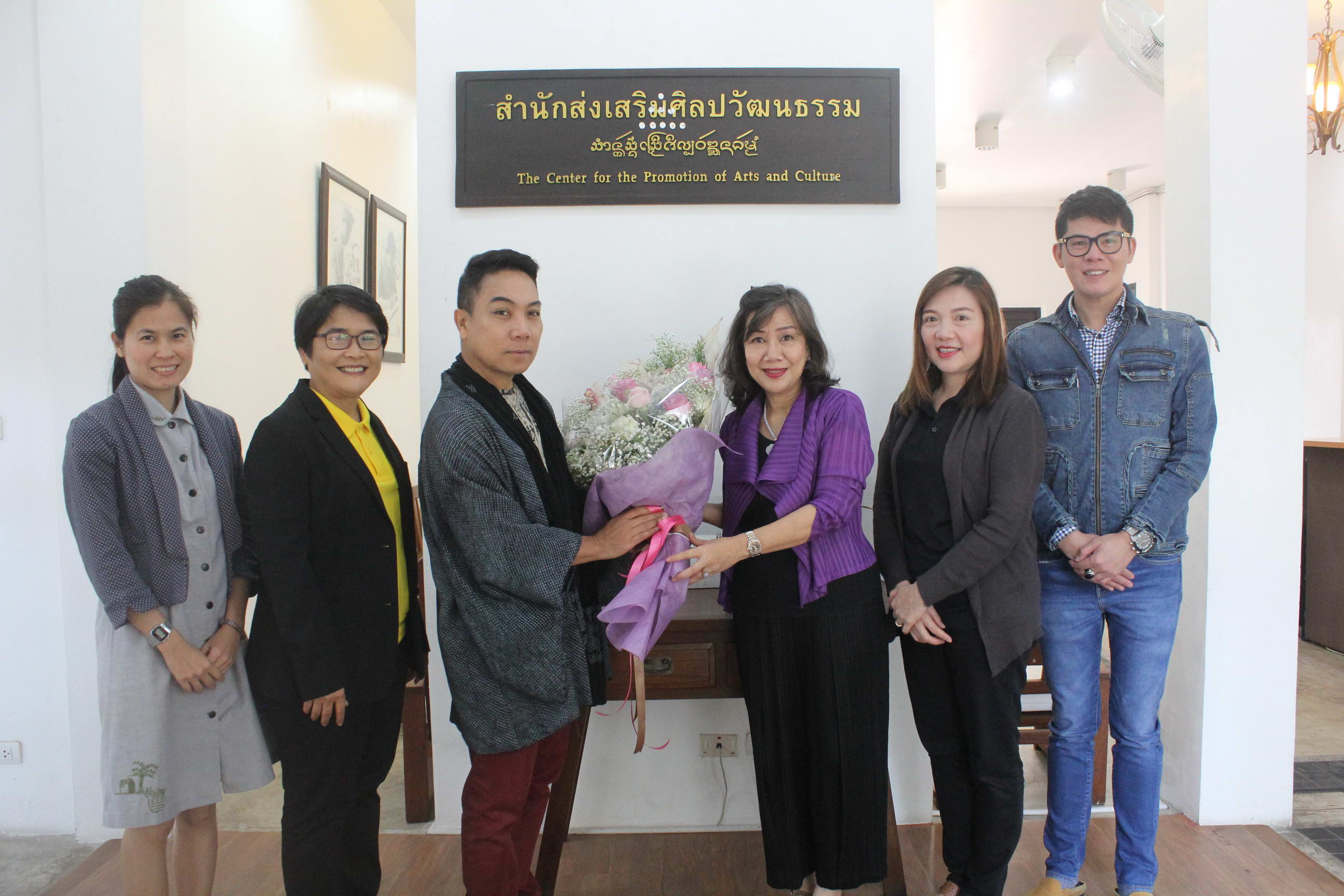 ขอแสดงความยินดีกับ ผู้ช่วยศาสตราจารย์มาณพ มานะแซม ในโอกาสที่ได้รับคัดเลือกให้เป็นนักศึกษาเก่าดีเด่นมหาวิทยาลัยเชียงใหม่ ประจำปี 2561 สาขาส่งเสริมศิลปวัฒนธรรมและสิ่งแวดล้อม
