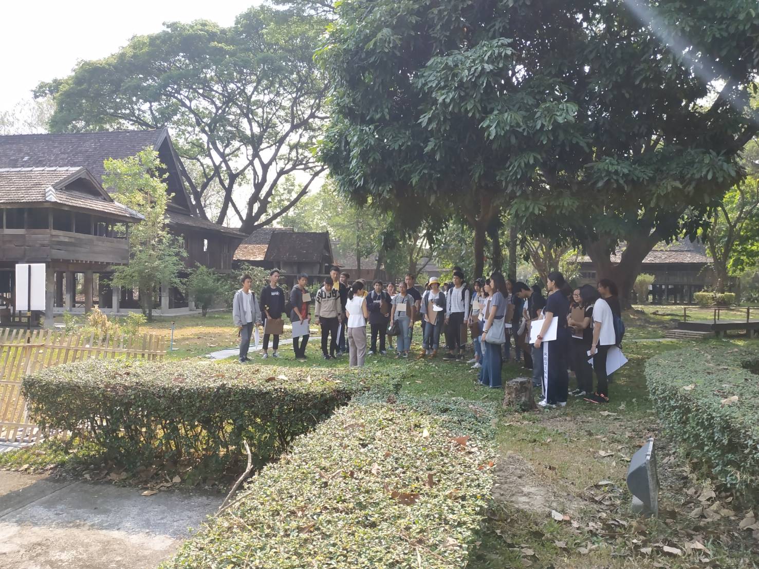 นศ.โครงการชิมลางสถาปัตยกรรมศาสตร์เข้าเยี่ยมชมและวาดภาพเรือนโบราณล้านนา