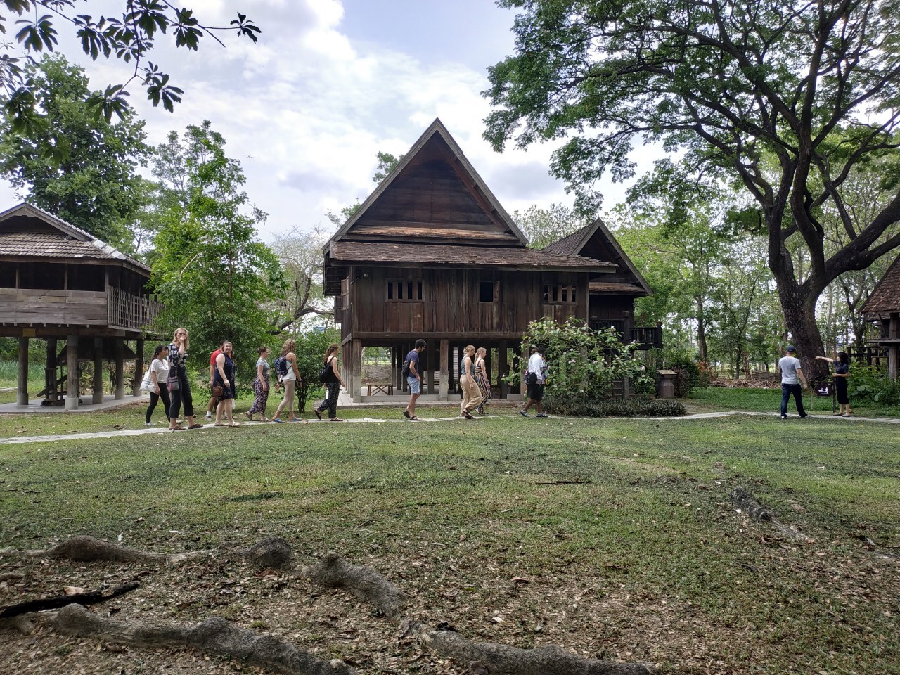 นักท่องเที่ยวจากประเทศสหรัฐอเมริกา เยี่ยมชมพิพิธภัณฑ์เรือนโบราณล้านนา มช.