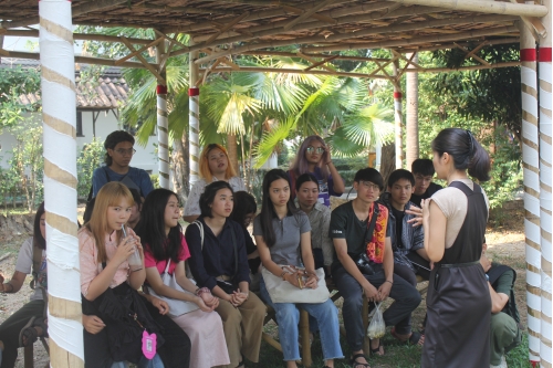 คณาจารย์และนักศึกษาจากมหาวิทยาลัยศิลปากร เยี่ยมชมพิพิธภัณฑ์เรือนโบราณล้านนา มช.