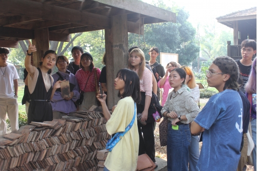 คณาจารย์และนักศึกษาจากมหาวิทยาลัยศิลปากร เยี่ยมชมพิพิธภัณฑ์เรือนโบราณล้านนา มช.