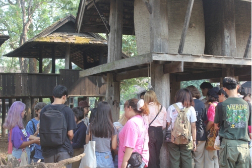 คณาจารย์และนักศึกษาจากมหาวิทยาลัยศิลปากร เยี่ยมชมพิพิธภัณฑ์เรือนโบราณล้านนา มช.