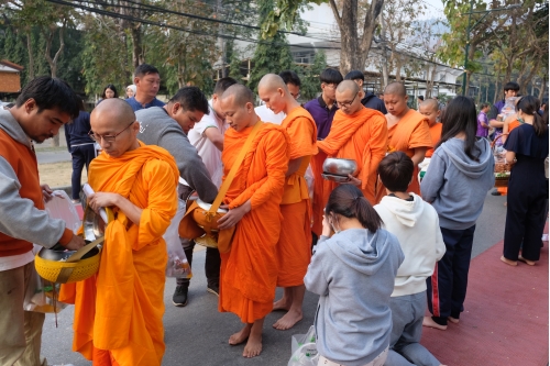 ร่วมพิธีทำบุญตักบาตรเนื่องในวันมาฆบูชา ประจำปี 2563