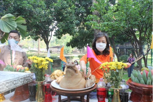 พิธีไหว้พระภูมิเจ้าที่เนื่องในโอกาสประเพณีปีใหม่ล้านนา
