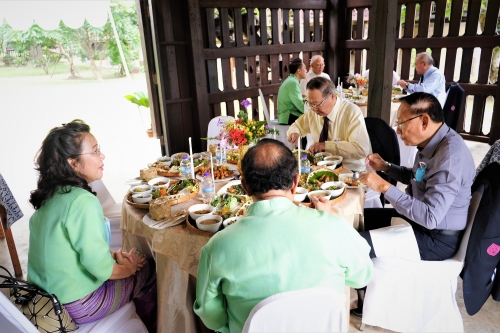 ให้การต้อนรับคณะกรรมการมูลนิธิจุมภฏ-พันธุ์ทิพย์