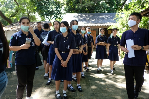 คณะครูและนักเรียนโรงเรียนจักรคำคณาทร จังหวัดลำพูน เข้าทัศนศึกษาในพิพิธภัณฑ์เรือนโบราณล้านนา มช.