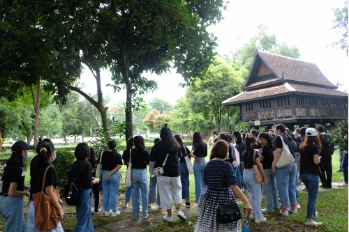 คณาจารย์และนักศึกษาในภาควิชาชีววิทยา คณะวิทยาศาสตร์และเทคโนโลยี มหาวิทยาลัยราชภัฏเชียงใหม่ เข้าทัศนศึกษาเยี่ยมชมพิพิธภัณฑ์เรือนโบราณล้านนา มช. 