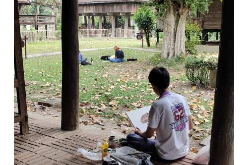 นักศึกษาคณะวิจิตรศิลป์ มช. ทำกิจกรรมวาดภาพเรือนโบราณ ณ พิพิธภัณฑ์เรือนโบราณล้านนา มช.