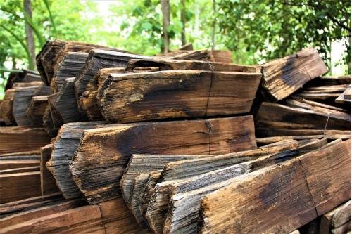 หลังคาแป้นเกล็ด - Roof made from teak wood (Paen Gled)