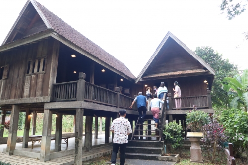 ให้การต้อนรับคณะผู้บริหารในเครือเซ็นทรัลพัฒนา