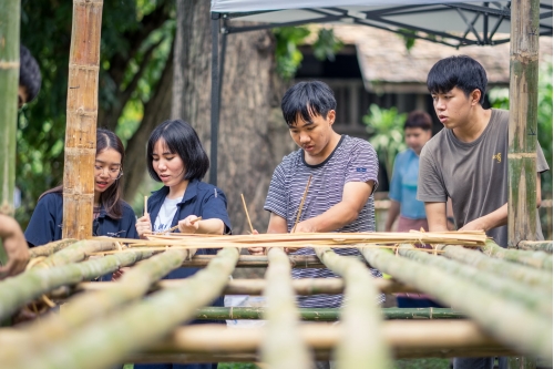 การสร้างเรือนเครื่องผูก ภายใต้กิจกรรม - Building a bamboo house of the “Artisans Talk” woodworking and traditional kruang puuk house construction workshop