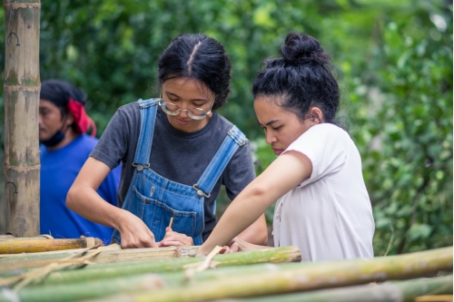 การสร้างเรือนเครื่องผูก ภายใต้กิจกรรม - Building a bamboo house of the “Artisans Talk” woodworking and traditional kruang puuk house construction workshop