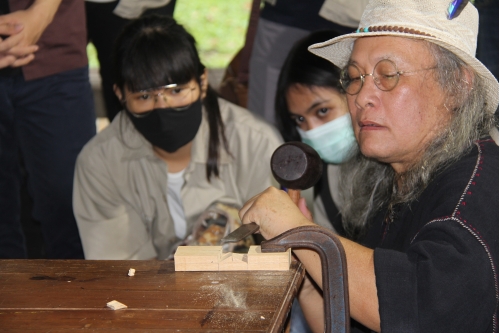 การเข้าปากไม้รูปกากบาท - Joining wooden boards in an X shape