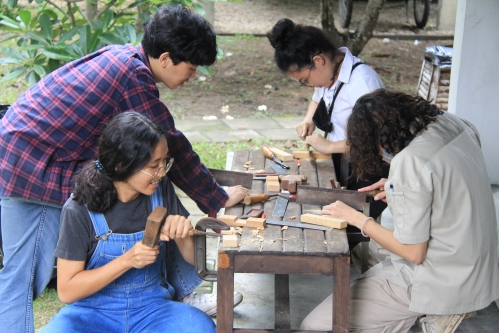 การเข้าปากไม้รูปกากบาท - Joining wooden boards in an X shape