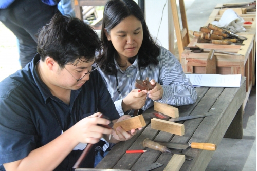 การเข้าปากไม้รูปกากบาท - Joining wooden boards in an X shape