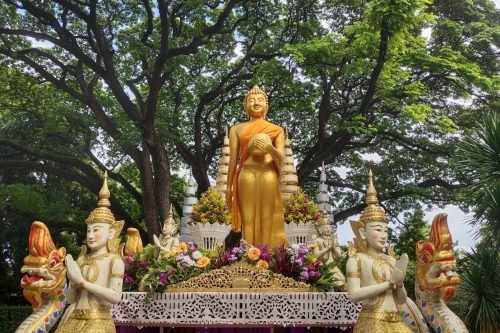 สำนักส่งเสริมศิลปวัฒนธรรม มช. ออกแบบและจัดทำรถบุษบก พร้อมรถขบวนในพิธีทำบุญตักบาตรเทโวโรหณะ ประจำปี พ.ศ. 2565