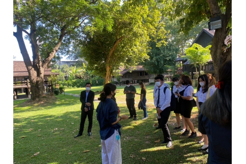 คณาจารย์และนักศึกษาในโครงการเปลี่ยนเรียนรู้ด้านการพัฒนานักศึกษา ระหว่างคณะสังคมศาสตร์มหาวิทยาลัยเชียงใหม่ เเละคณะศิลปศาสตร์ มหาวิทยาลัยสงขลานครินทร์ เข้าทัศนศึกษาเรือนโบราณล้านนา