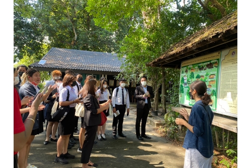 คณาจารย์และนักศึกษาในโครงการเปลี่ยนเรียนรู้ด้านการพัฒนานักศึกษา ระหว่างคณะสังคมศาสตร์มหาวิทยาลัยเชียงใหม่ เเละคณะศิลปศาสตร์ มหาวิทยาลัยสงขลานครินทร์ เข้าทัศนศึกษาเรือนโบราณล้านนา