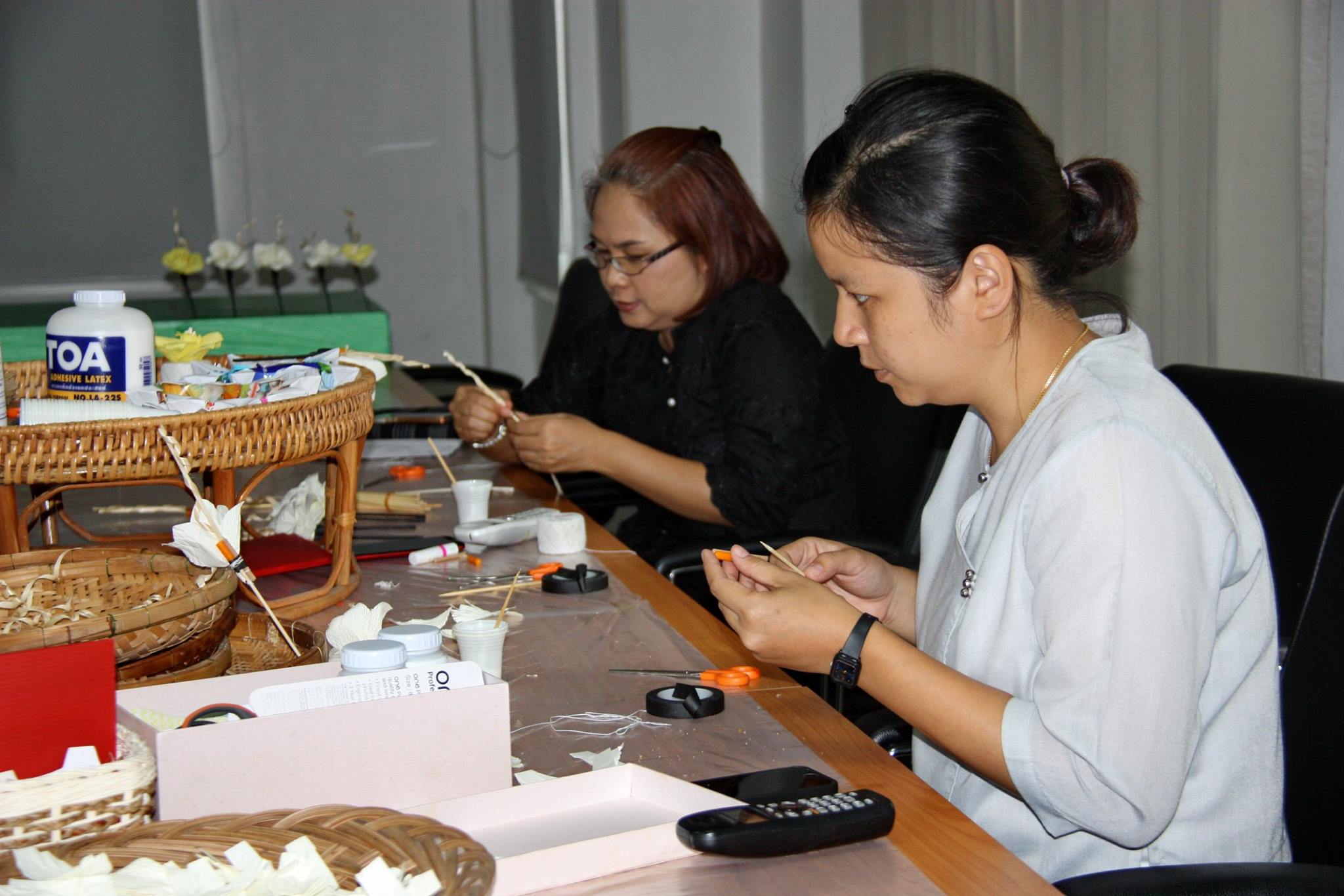 ร่วมประดิษฐ์ดอกไม้จันทน์ (ดอกดารารัตน์) เพื่อทูลเกล้าฯ ถวายในงานราชพิธีถวายพระเพลิงพระบรมศพ พระบาทสมเด็จพระปรมินทรมหาภูมิพลอดุลยเดช บรมนาถบพิตร เมื่อวันที่ 7 กรกฎาคม 2560