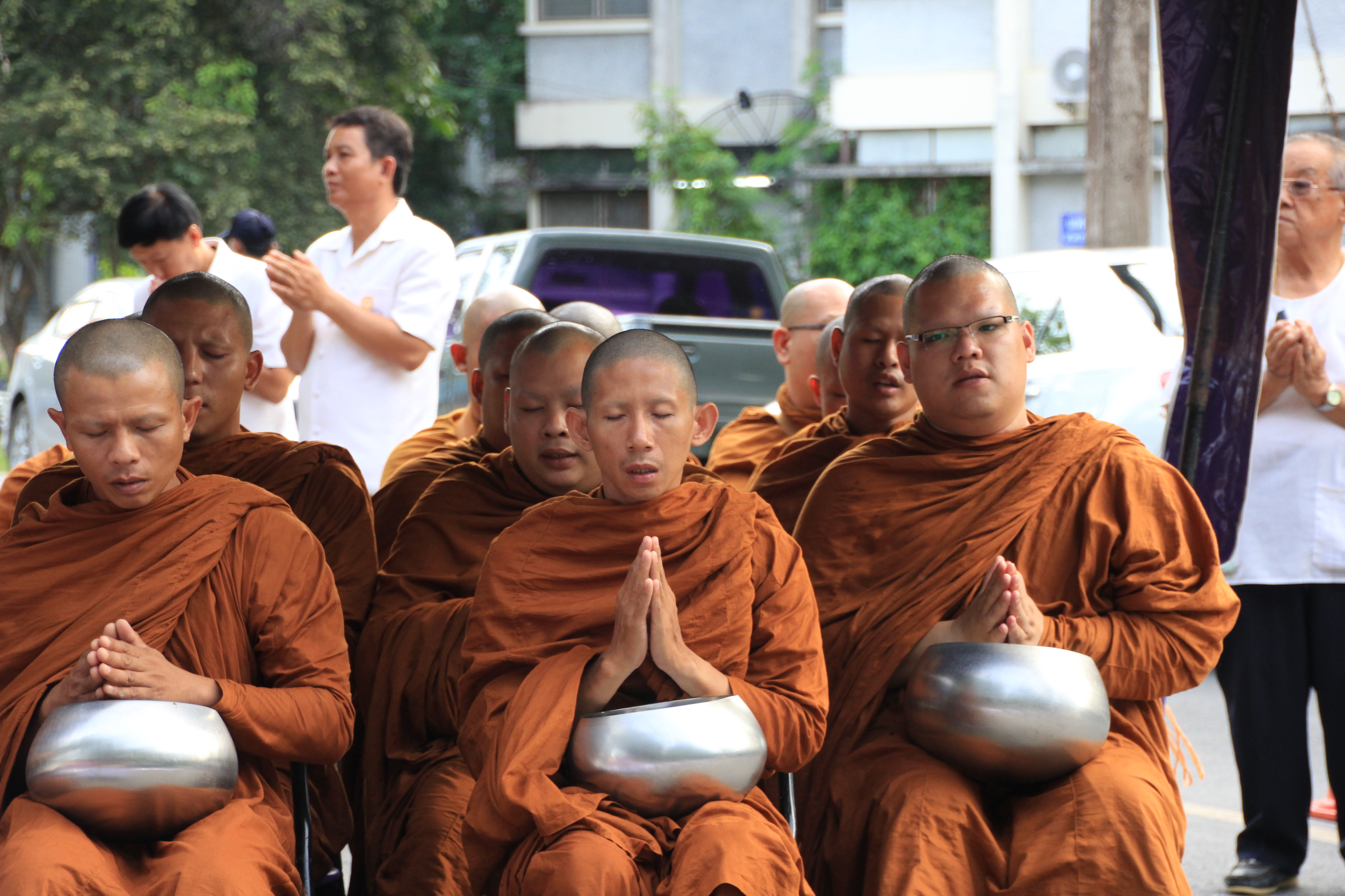 พิธีทำบุญตักบาตรเนื่องในวันวิสาขบูชาประจำปี 2558