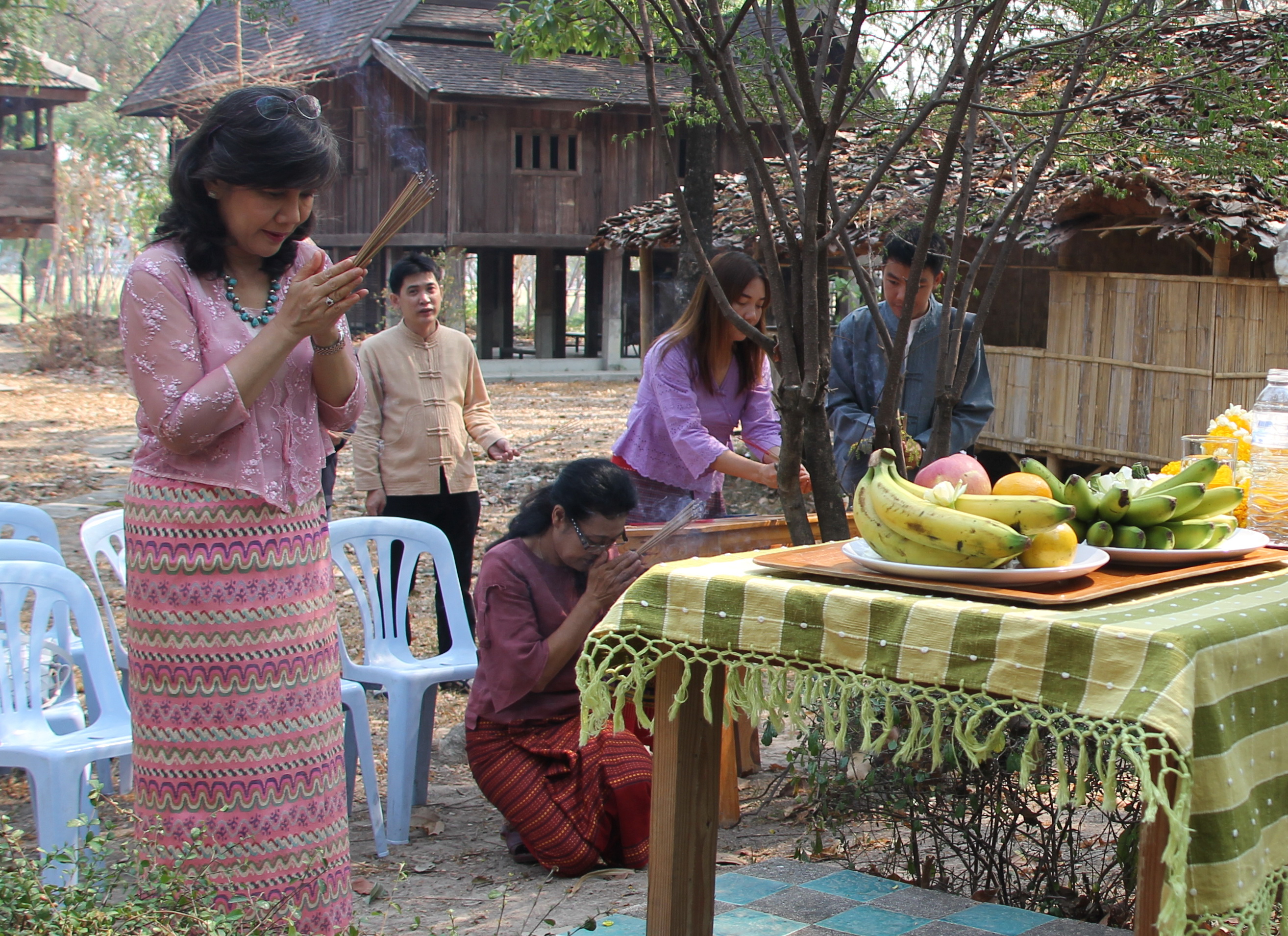 พิธีไหว้พระภูมิเจ้าที่เนื่องในเทศกาลปี๋ใหม่เมือง