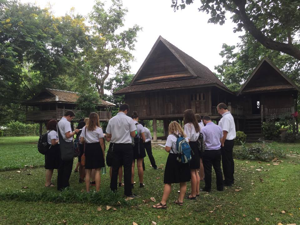 นักศึกษาต่างชาติ มช. เข้าเยี่ยมชมพิพิธภัณฑ์เรือนโบราณล้านนา