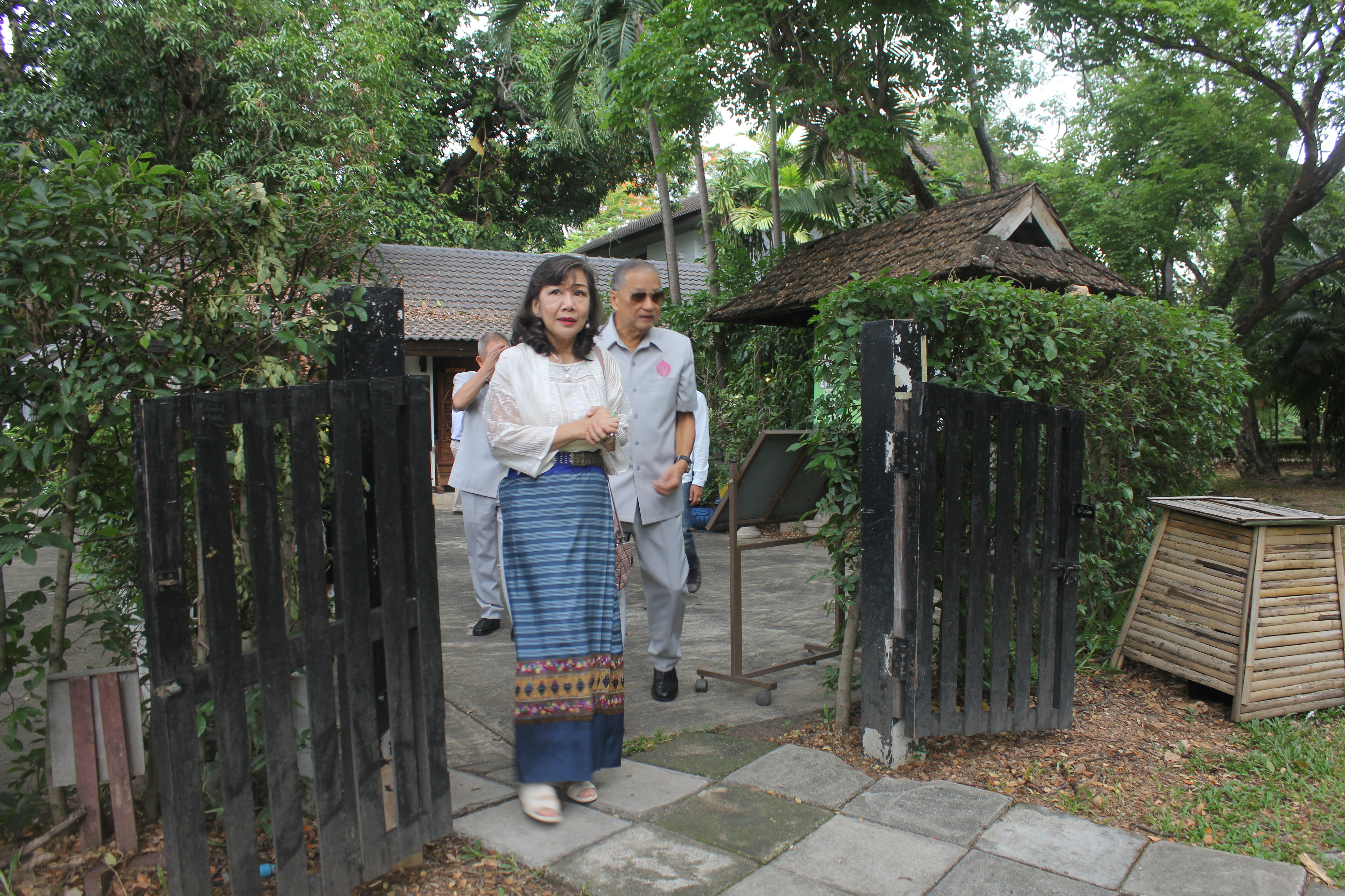 ให้การต้อนรับประธานมูลนิธิจุมภฏ พันธุ์ทิพย์  พร้อมคณะ