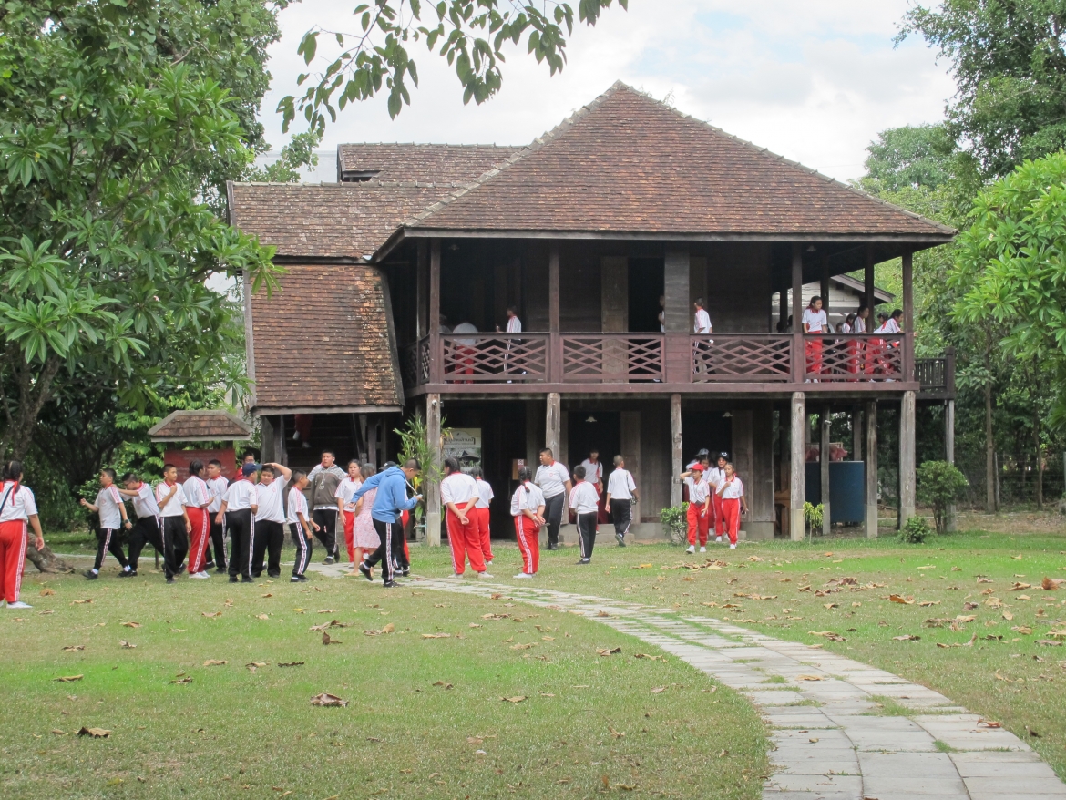 คณะครูและนักเรียนจากโรงเรียนดาราวิทยาลัย เยี่ยมชมพิพิธภัณฑ์เรือนโบราณล้านนา มช.