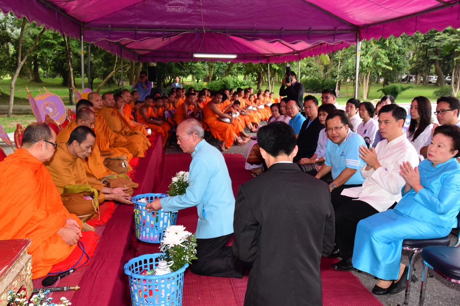 ร่วมพิธีทำบุญตักบาตรพระสงฆ์จำนวน 85 รูป เนื่องในวันแม่แห่งชาติ ประจำปี 2559