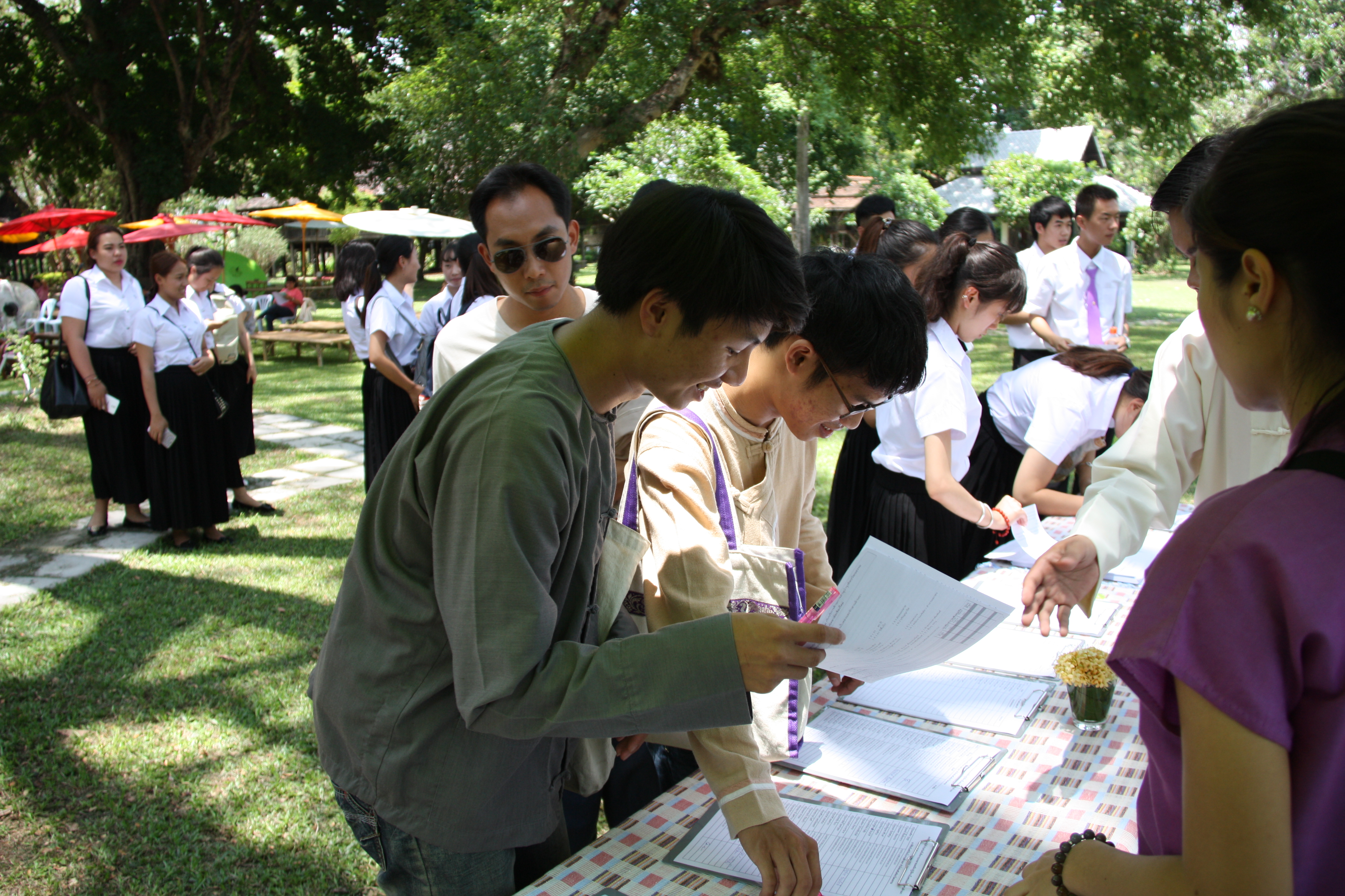 การบรรยายและฝึกปฏิบัติงานใบตองและจักสานล้านนา