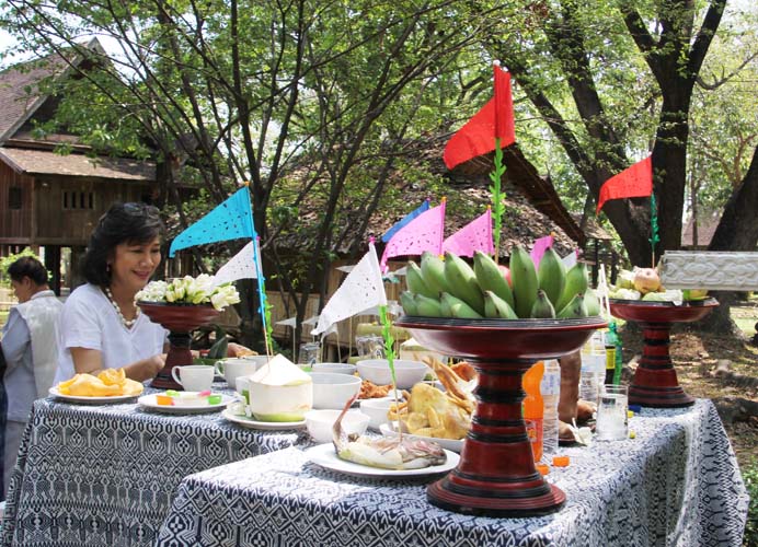 พิธีขึ้นเท้าทั้งสี่และพิธีสักการะพระภูมิเจ้าที่ เนื่องในโอกาสวันปี๋ใหม่เมือง