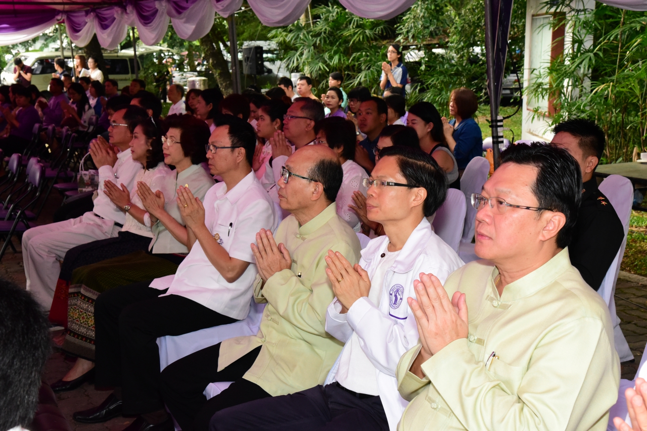 พิธีทำบุญตักบาตรเทโวโรหณะ เนื่องในวันออกพรรษา ประจำปี พ.ศ. 2558
