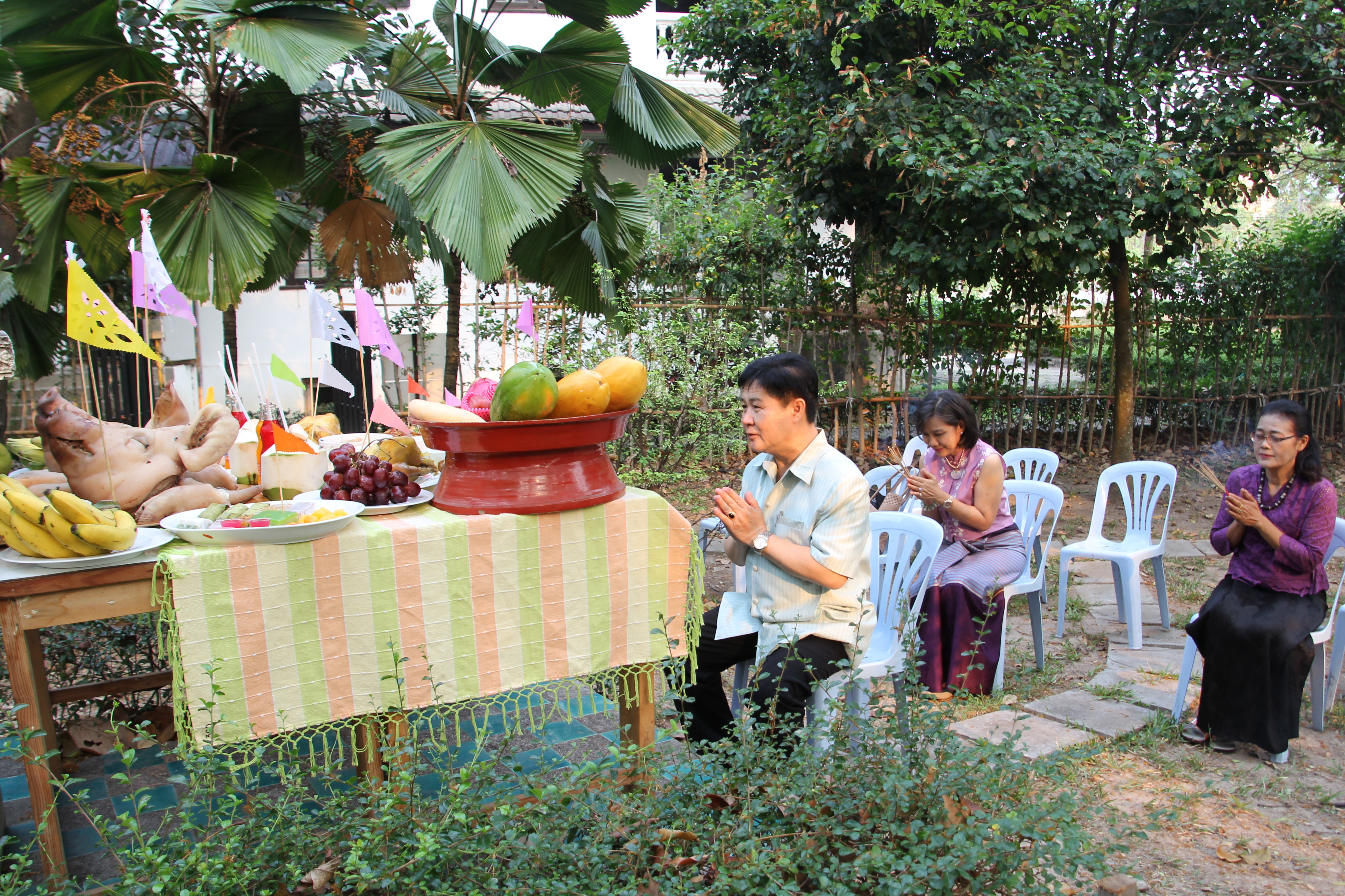 พิธีไหว้พระภูมิเจ้าที่เนื่องในเทศกาลปี๋ใหม่เมือง