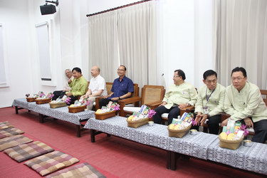 พิธีสระเกล้าดำหัวอดีตผู้บริหาร คณะกรรมการอำนวยการประจำสำนักส่งเสริมศิลปวัฒนธรรม และคณาจารย์ผู้อาวุโส สำนักส่งเสริมศิลปวัฒนธรรม ประจำปี พ.ศ. 2559