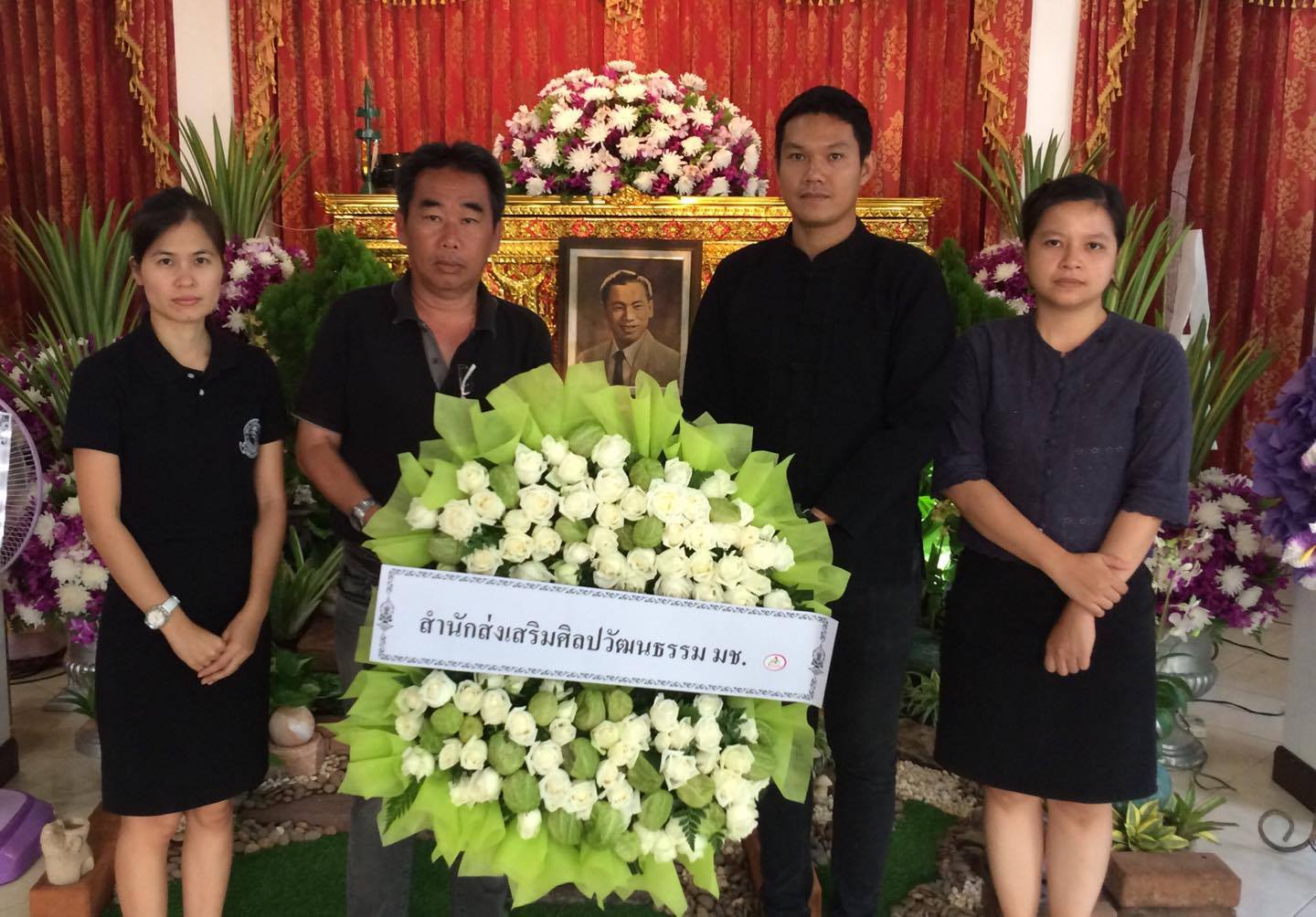 ร่วมวางพวงหรีดเพื่อไว้อาลัยแด่ พ่อครูสุริยา ยศถาวร (ผู้ได้รับรางวัลภูมิแผ่นดิน ปิ่นล้านนา ประจำปี 2557)