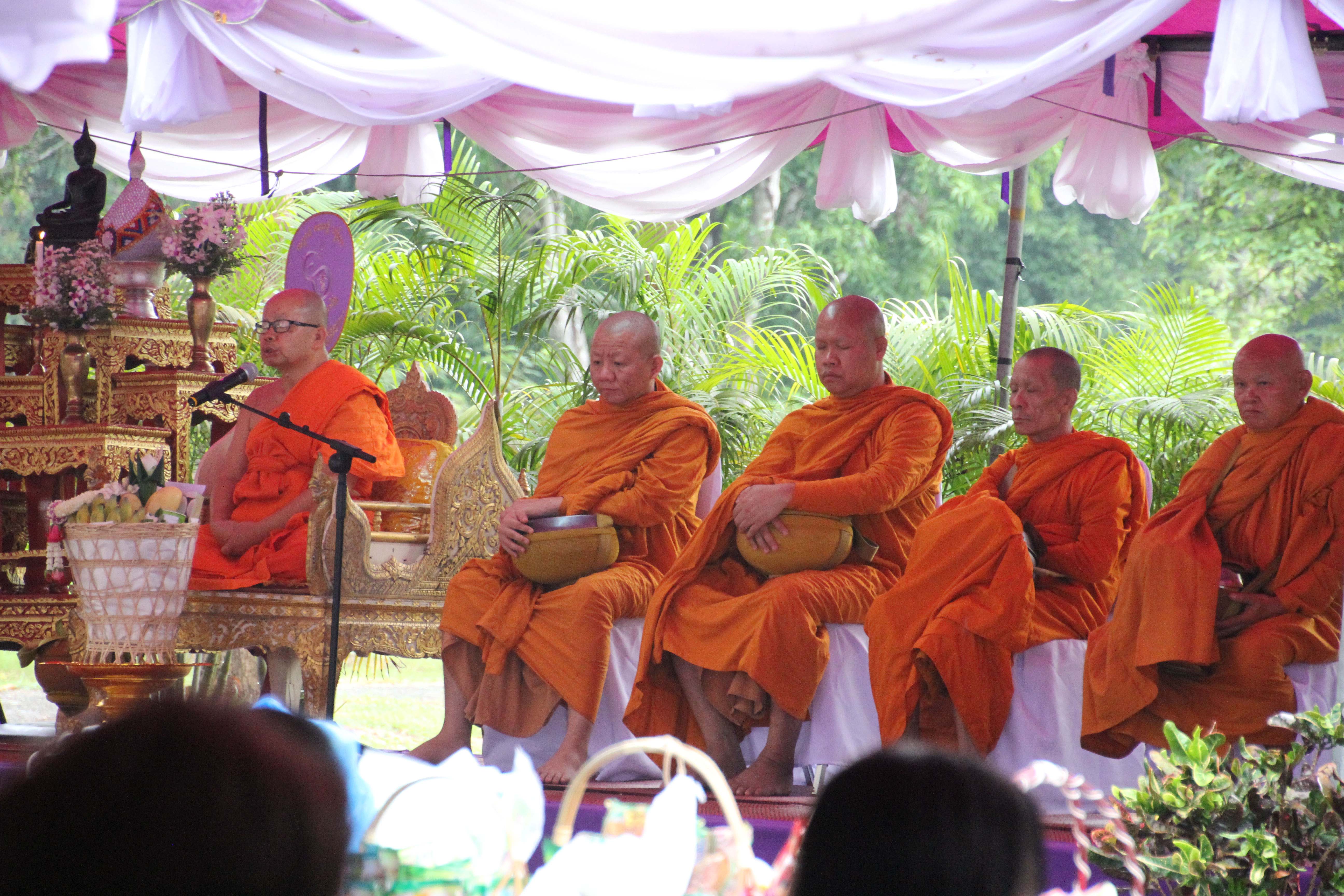 พิธีทำบุญตักบาตรเนื่องในวันวิสาขบูชาประจำปี 2560