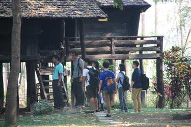 นักศึกษาจาก Tanku Abdul Rahman University College เข้าเยี่ยมชมพิพิธภัณฑ์เรือนโบราณล้านนา