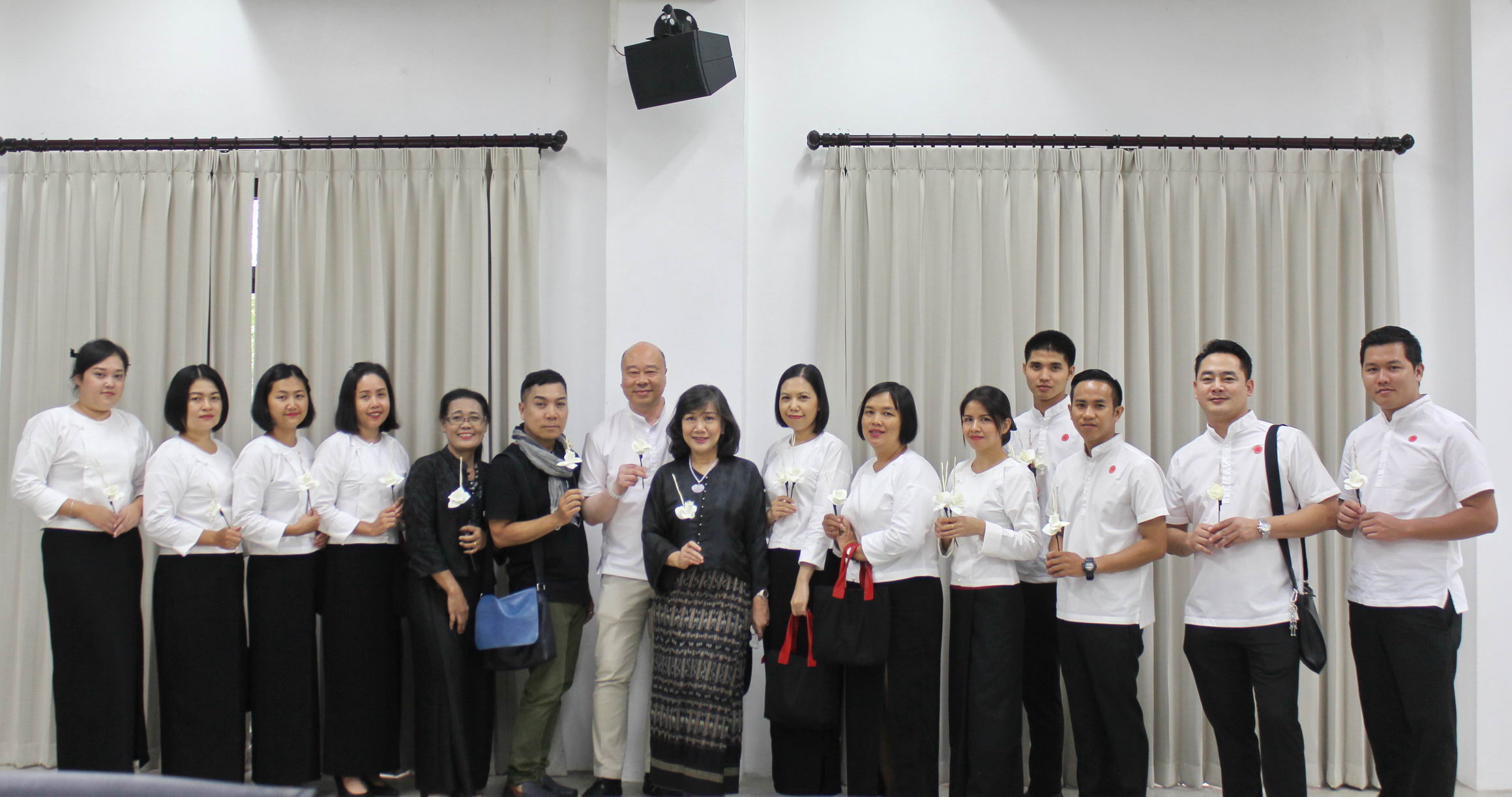 ร่วมประดิษฐ์ดอกไม้จันทน์ (ดอกดารารัตน์) เพื่อทูลเกล้าฯ ถวายในงานราชพิธีถวายพระเพลิงพระบรมศพ พระบาทสมเด็จพระปรมินทรมหาภูมิพลอดุลยเดช บรมนาถบพิตร เมื่อวันที่ 21 กรกฎาคม 2560